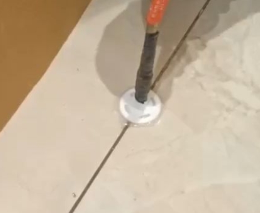 福田瓷砖空鼓维修公司专业解答瓷砖在铺贴过程中，如果没有涂抹均匀到位的粘结材料（如水泥砂浆或瓷砖胶），可能会导致以下问题